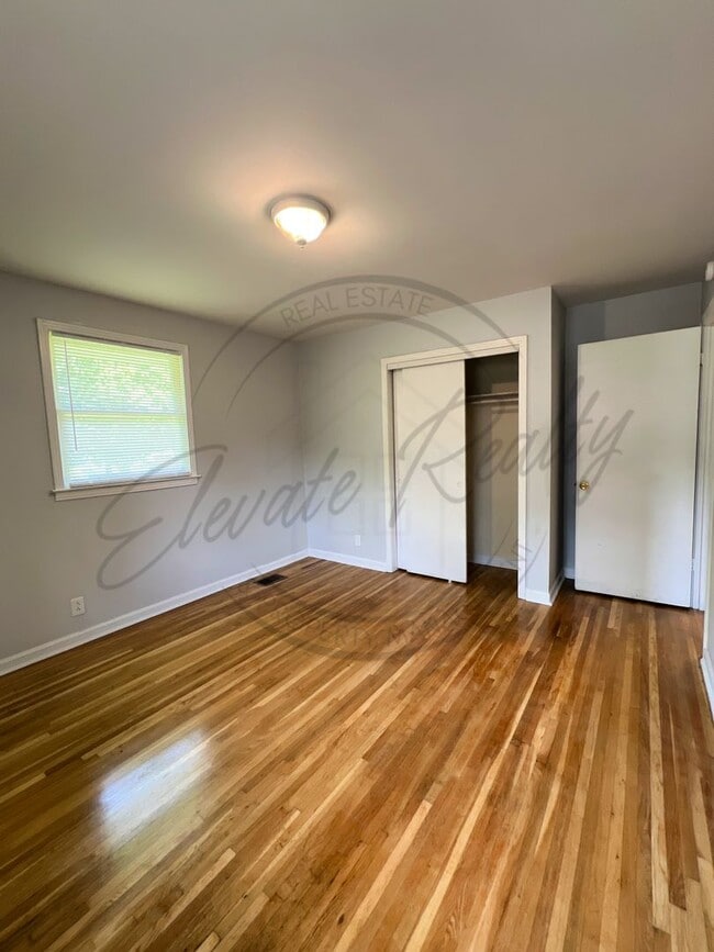 Building Photo - All Brick, 3 Bedroom Ranch in Hendersonvil...