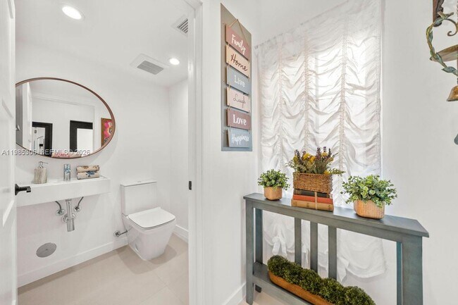 Building Photo - 151 NE 43rd St