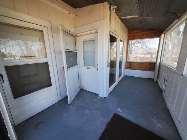 Building Photo - FOR RENT- Large UNIQUE open layout single ...