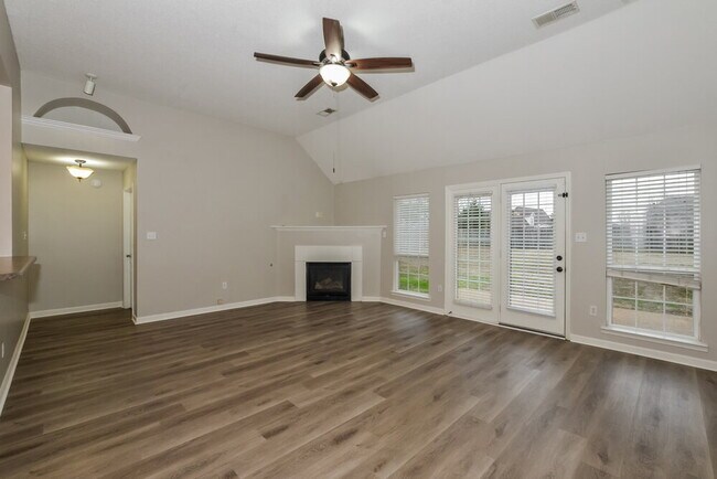 Building Photo - 2104 Eubanks Ln