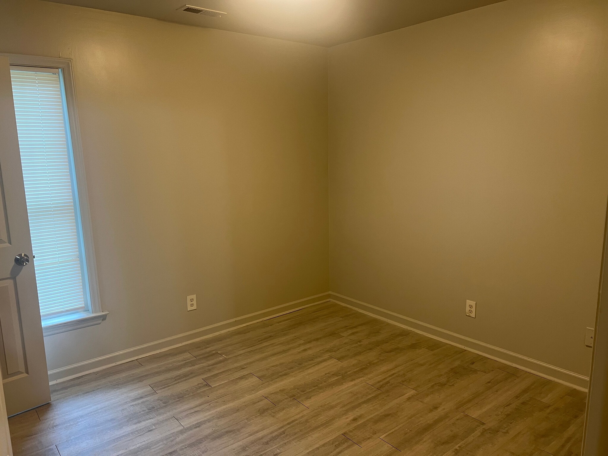 Building Photo - Room in Duplex on Beck St