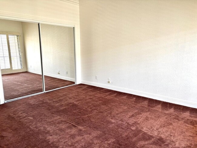 Building Photo - Welcome to this stunning 2 bedroom 2.5 bat...
