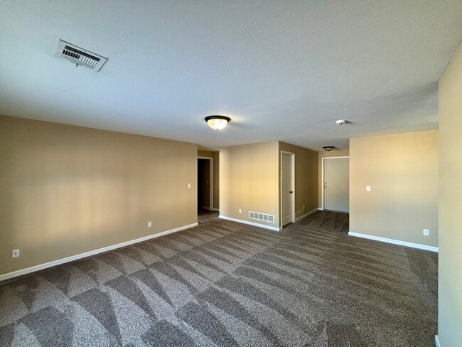 Building Photo - Feel Right at Home – Spacious 4 Bed / 3 Ba...