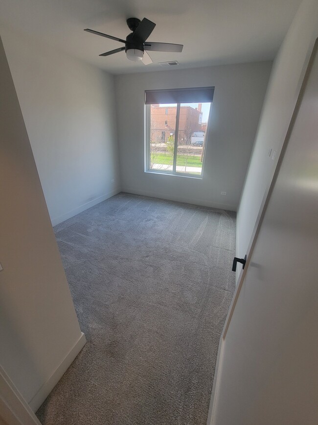 Building Photo - 302 W Liberty Dr