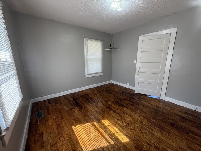 Building Photo - 906 Cherokee St