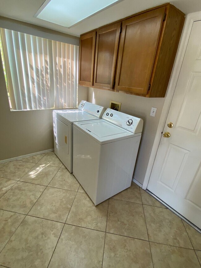 Building Photo - 3 Bedroom 2.5 Bathroom with a Pool in Gard...