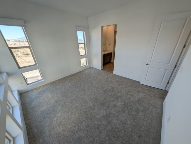 Building Photo - 675 Agate Bridge St