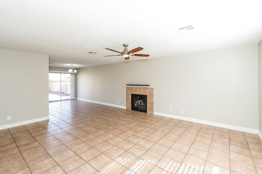 Building Photo - 390 Newbury Ct