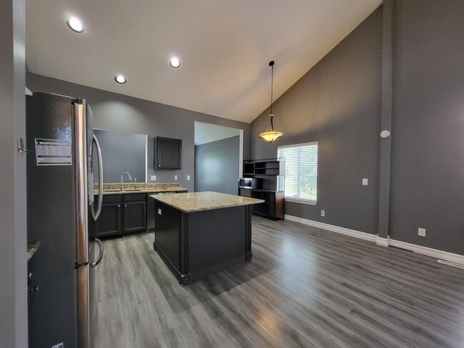 Building Photo - 7851 Thornhill Dr