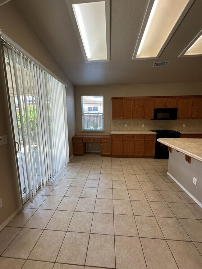 Building Photo - 5541 N Plum Ln