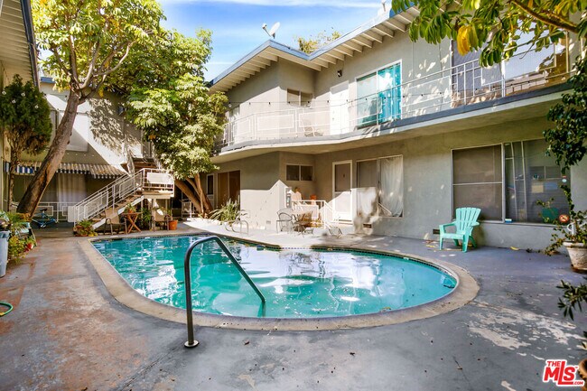 Building Photo - 941 N San Vicente Blvd