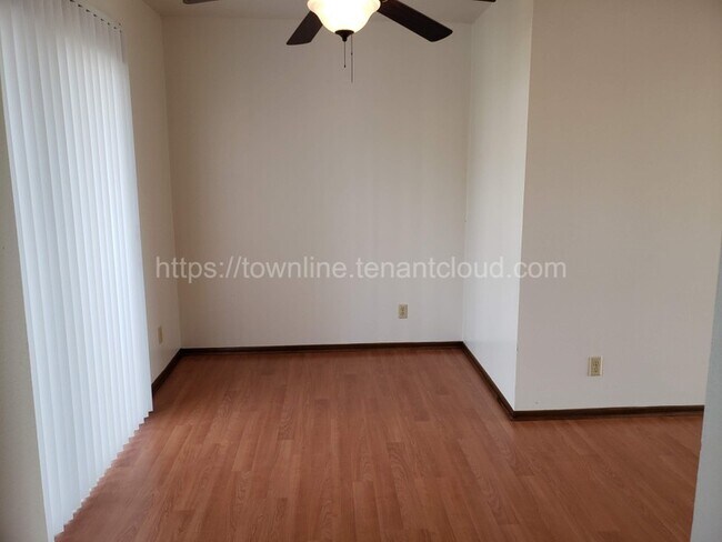 Building Photo - 1404 E Sunset Dr