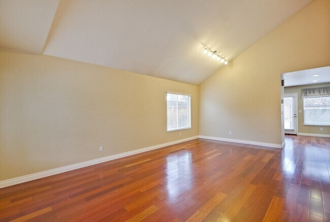 Building Photo - Awesome 3 Bedroom  Home Near Rivermark Plaza!