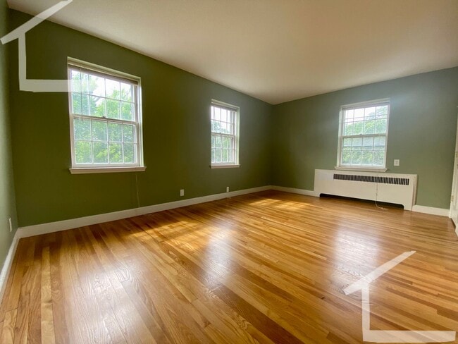 Building Photo - Nicely renovated 2 bed with in-unit laundry in Coolidge Corner!