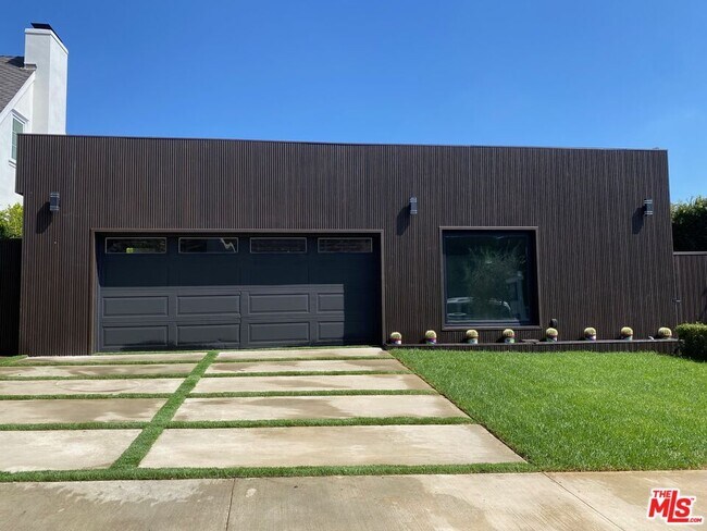 Building Photo - 418 N Bowling Green Way