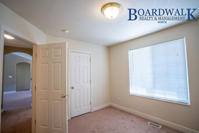 Building Photo - 4 Bed Home in Quiet S. Weber Neighborhood Near Park
