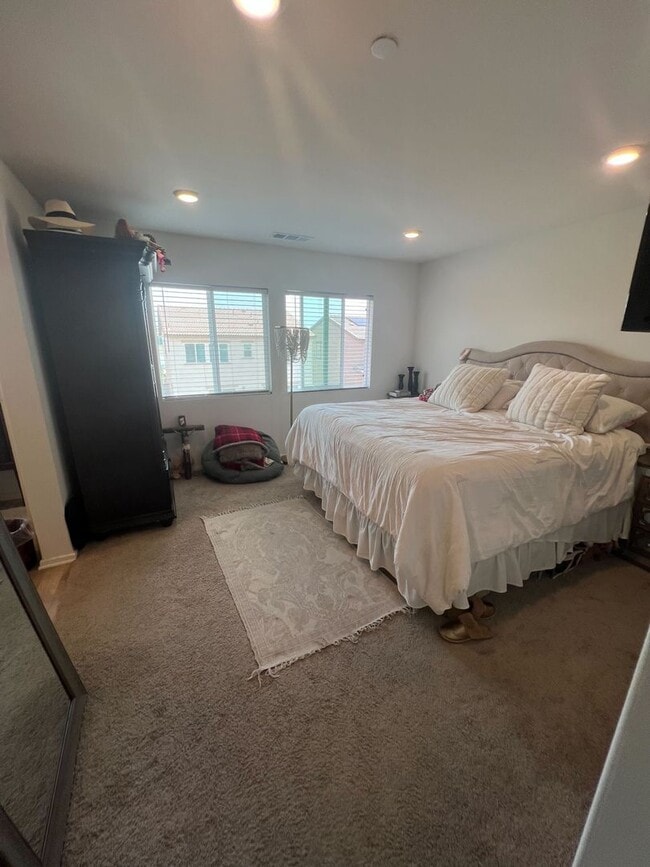 Building Photo - Comfortable Living in a Quiet Neighborhood...