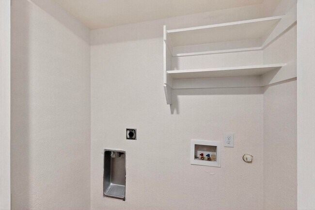 Building Photo - Stylish Upstairs Corner Unit Near Lake Ray Hubbard