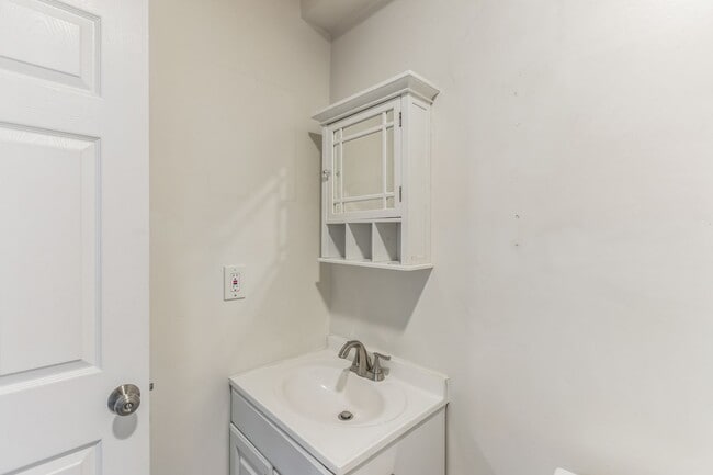 Building Photo - Wonderful! 2BR/1bth home in Columbia Heights. Nice Yard & Parking!!!