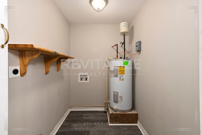 Building Photo - Newly Renovated Brick Home!