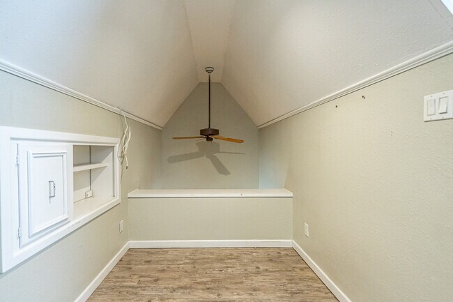 Building Photo - Large 2 story Home