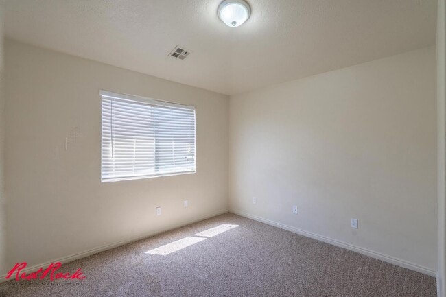 Building Photo - Fresh Carpet! Spacious 5-Bedroom Townhome