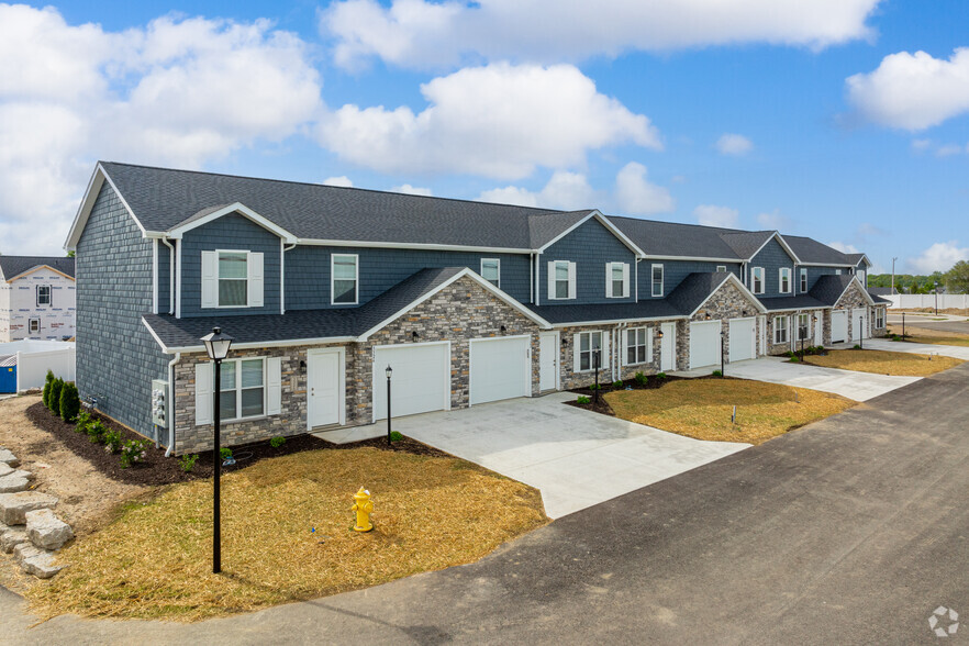 Primary Photo - Somerset Townhomes and Villas