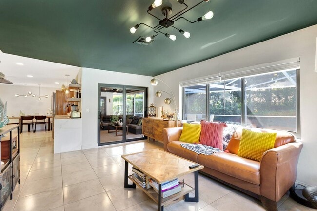 Building Photo - 932 Evergreen Dr