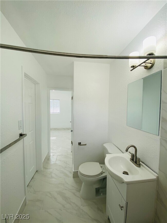 Building Photo - 246 W Philadelphia Ave