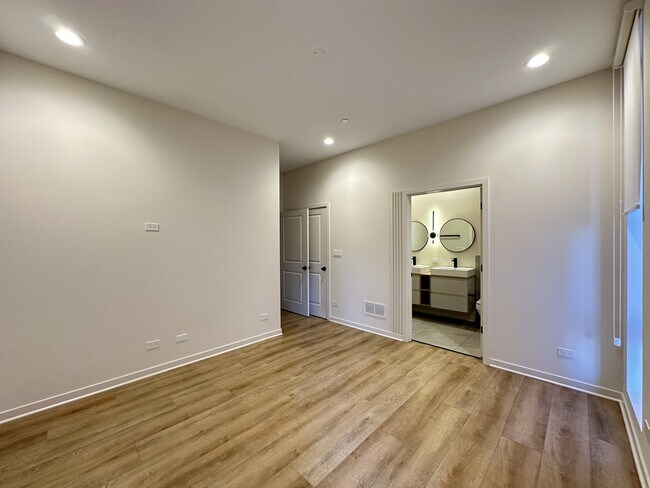 Building Photo - 6340 W Belmont Ave