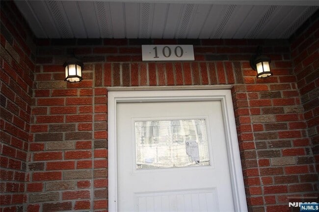 Building Photo - 100 Grove Terrace