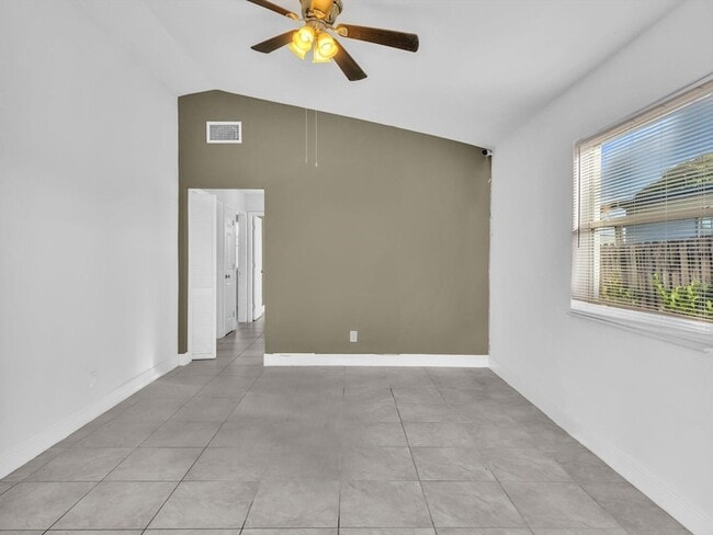 Building Photo - 525 NW 10th Ave