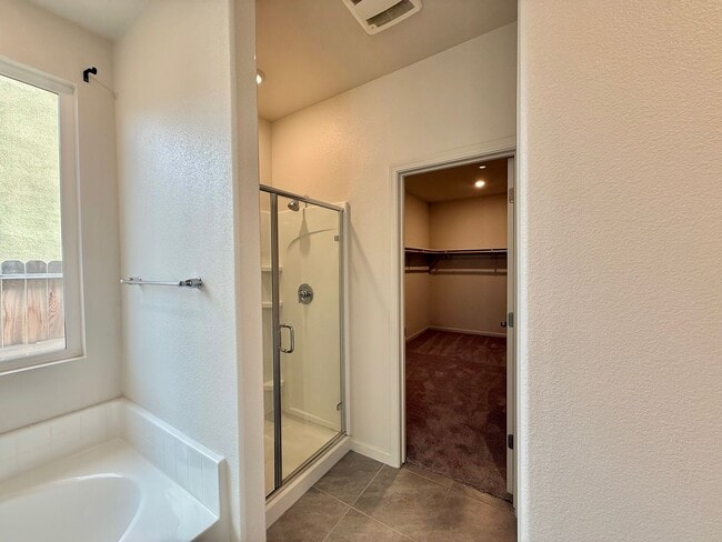 Building Photo - Bright and Modern Home in Hollister