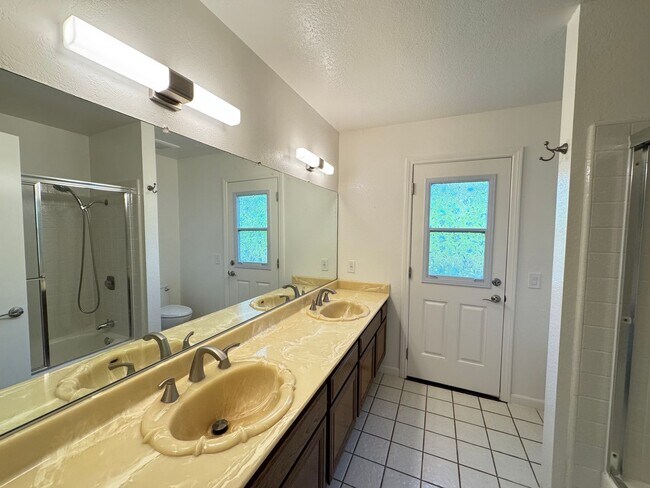 Building Photo - Beautifully Maintained 4Bd/2Ba Home w/Large Back Yard and Fruit Trees!