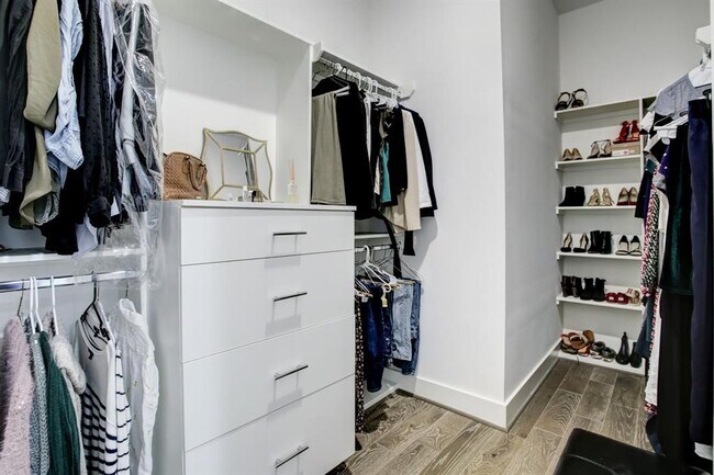 Building Photo - 808 Fisher St