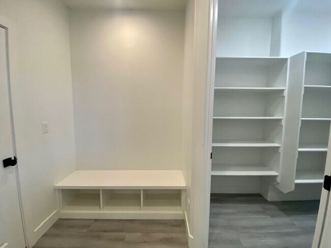 Building Photo - SPACIOUS HOME FOR RENT!