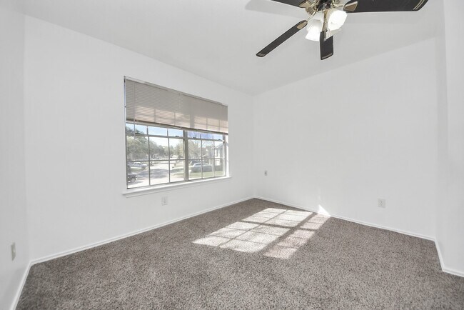 Building Photo - 403 Willow W Dr