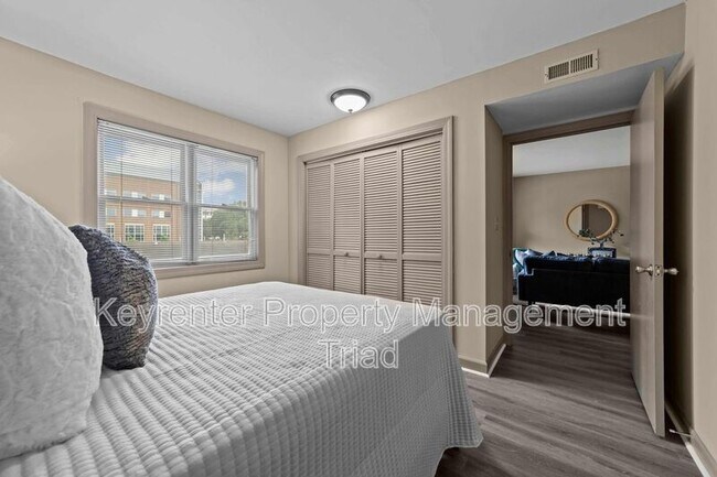 Building Photo - 211 McIver St