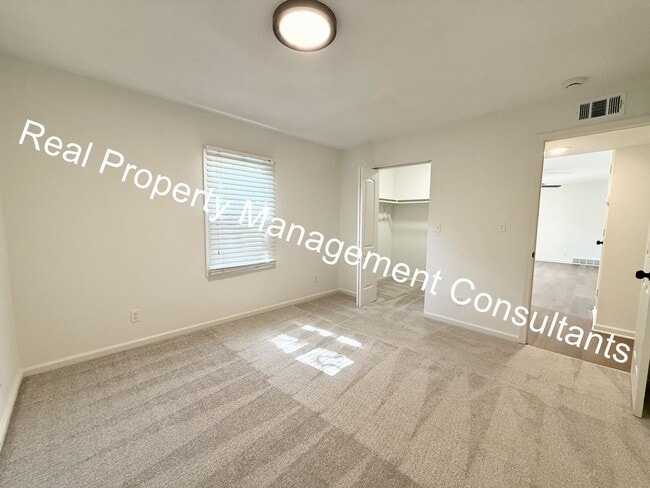 Building Photo - 4 Bed 2 Bath Prairie Village ranch style home!