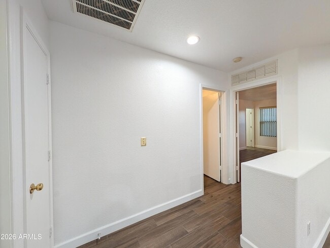 Building Photo - 2404 W Roeser Rd