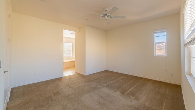 Building Photo - 570 Calle Vibrante