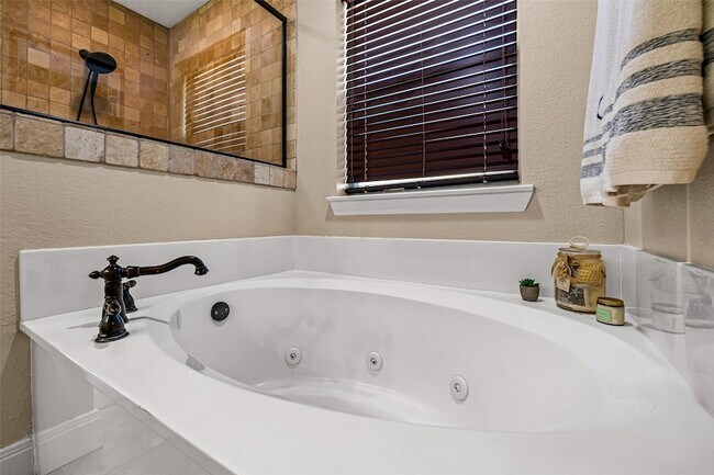 Building Photo - 8918 N Longwood Dr