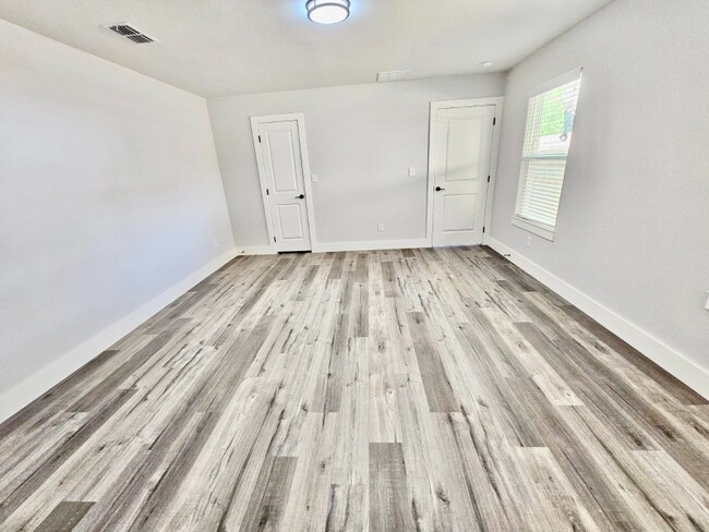 Building Photo - 220 W Bond St