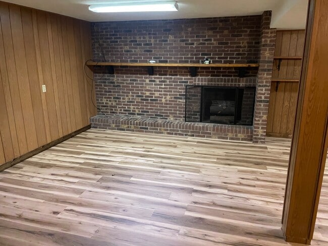 Building Photo - 833 Stanford Dr