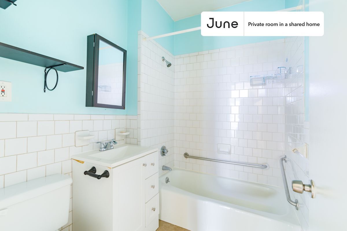 Building Photo - Private bedroom in 2 bed/1 bath Home