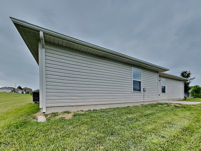 Building Photo - 3 BR/2BA Newly Renovated Single Family Home | 2-Car Covered Parking |In Blue Springs!