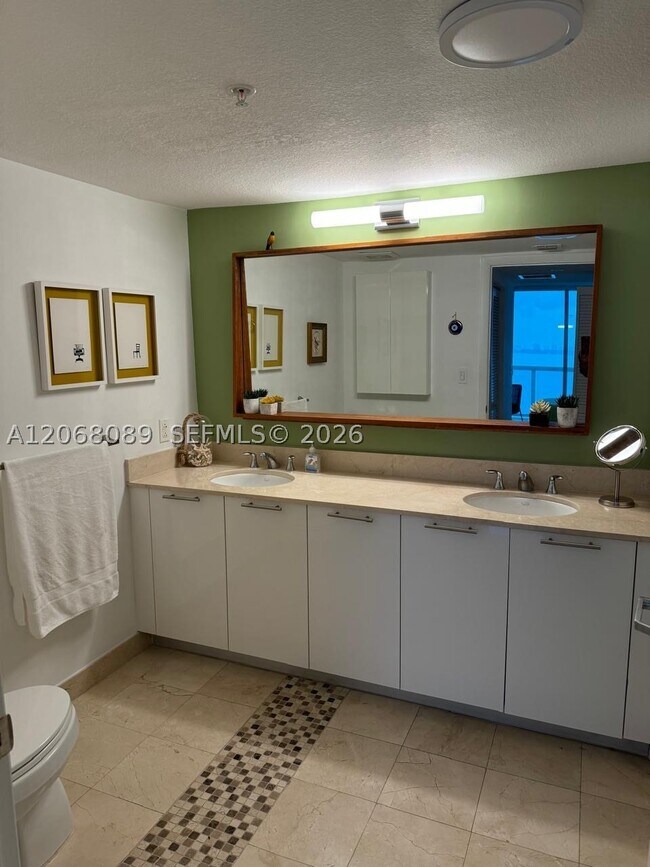 Building Photo - 1800 N Bayshore Dr