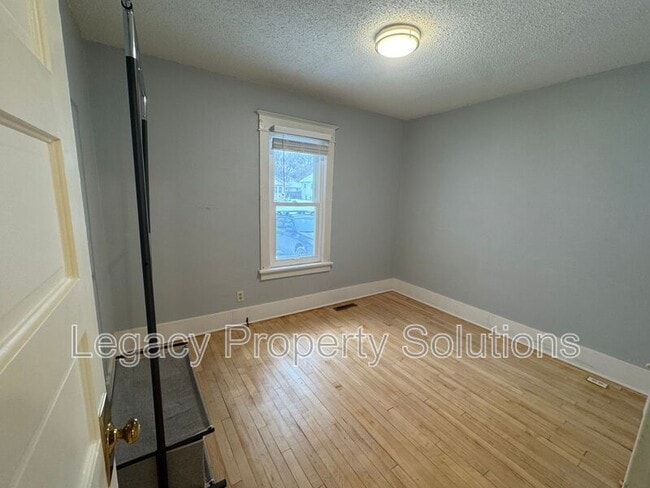 Building Photo - 609 N 13th St