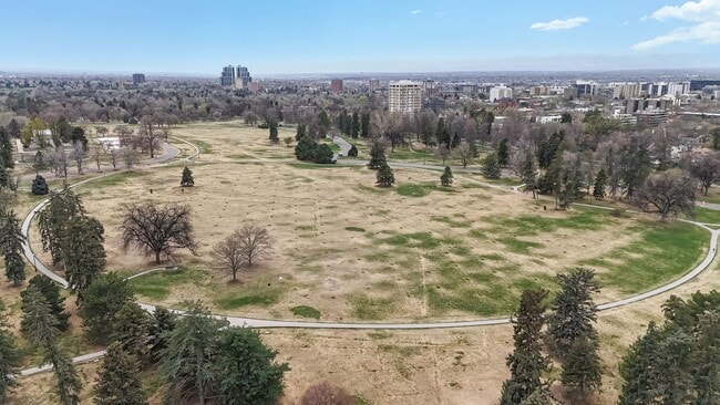 Building Photo - Adorable 2bd/1.5bth Townhome w/1 reserved parking space