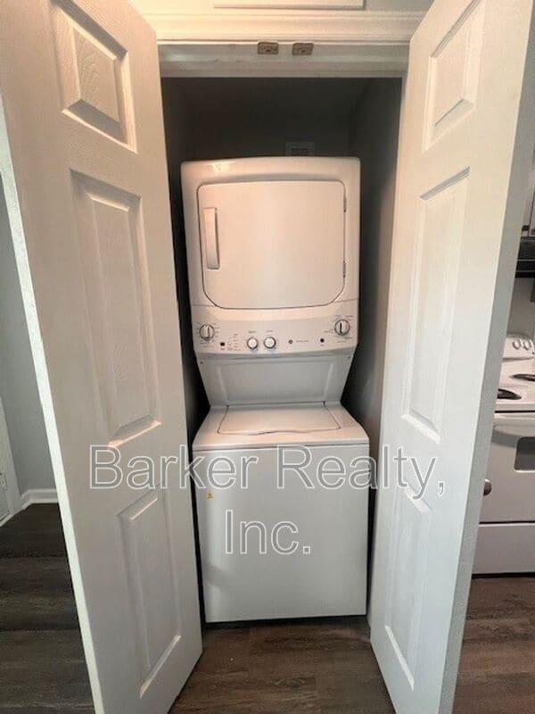 Building Photo - 1602 Pender St